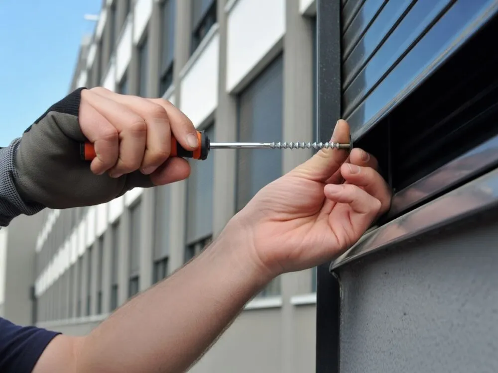 Zdjęcie Jak zdjąć obudowę rolety zewnętrznej bez uszkodzeń i stresu