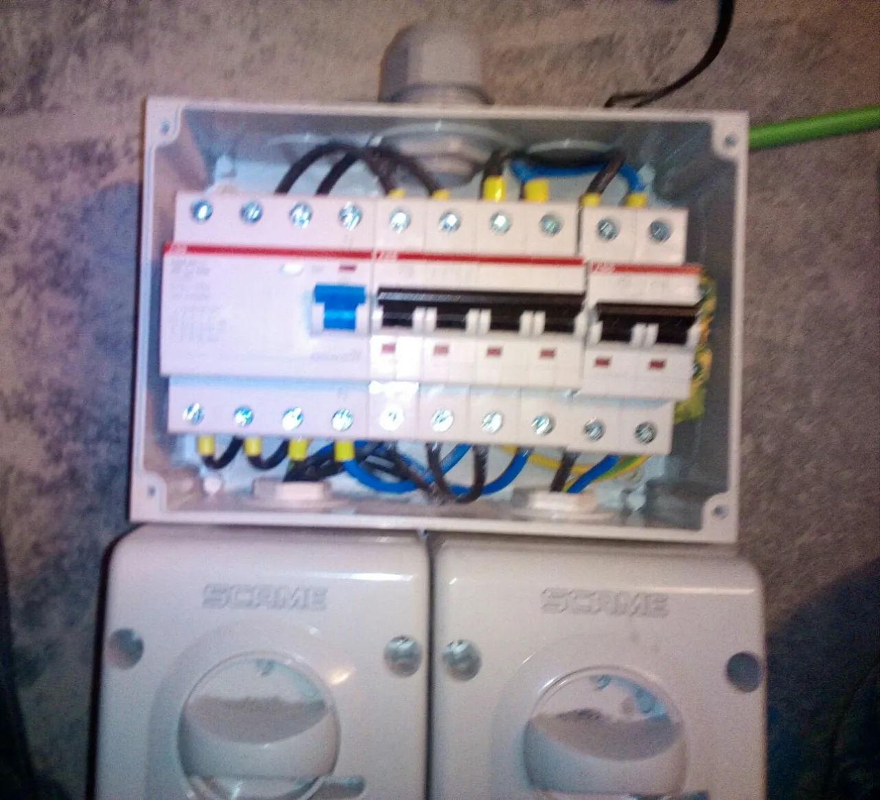 Zdjęcie Jak podłączyć kabel do skrzynki elektrycznej bez ryzyka porażenia