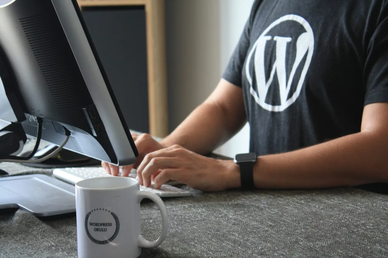 Zdjęcie WordPress czy HTML: Który wybór oszczędzi Ci czasu i pieniędzy?