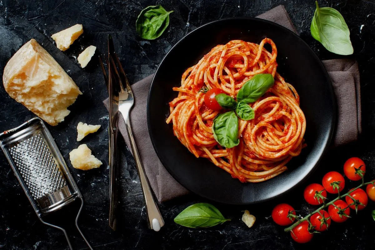 Zdjęcie Odkryj tajemnice oryginalnego przepisu na spaghetti Napoli z Neapolu