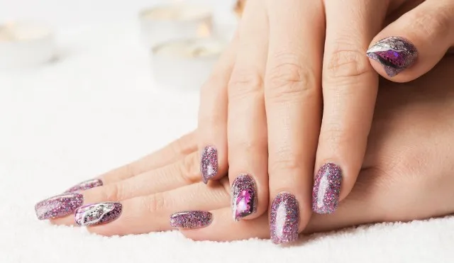 Zdjęcie Jak modnie malować paznokcie: trendy kolory i wzory na każdą okazję