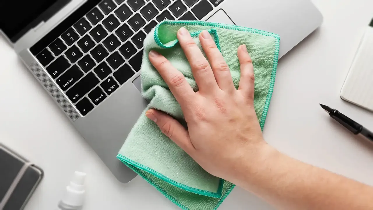 Zdjęcie Czym czyścić laptop, aby uniknąć uszkodzeń i zachować jego sprawność