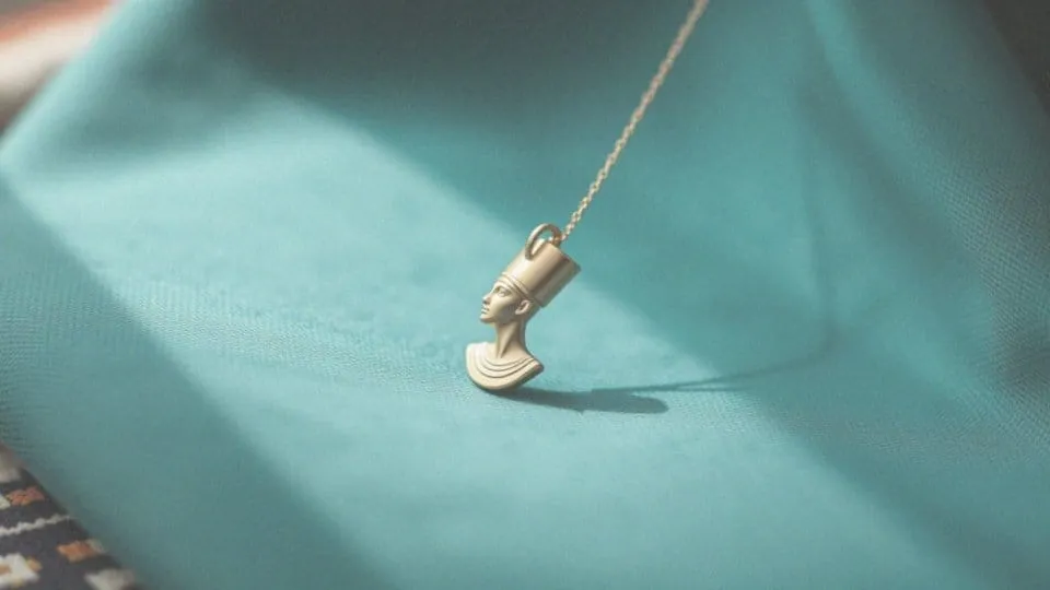 Zdjęcie Nefretete wisiorek znaczenie – odkryj jego historię i symbolikę