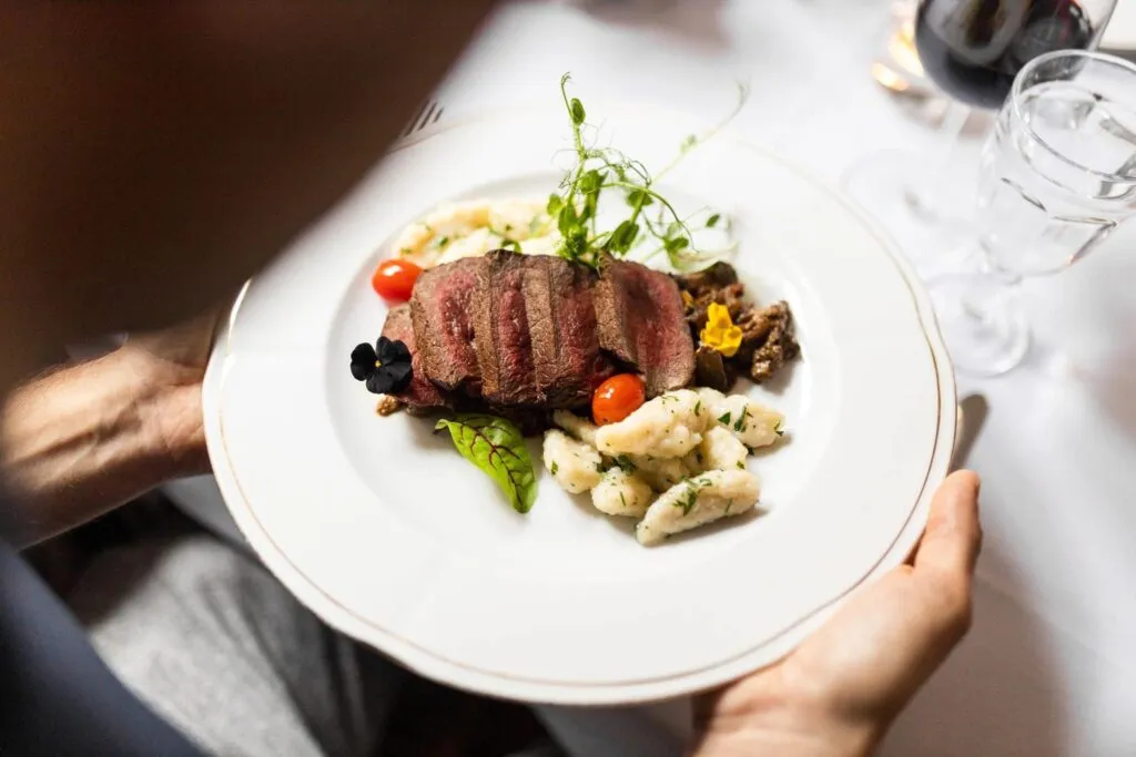 Zdjęcie Co warto zjeść w Warszawie? Odkryj najlepsze potrawy i restauracje