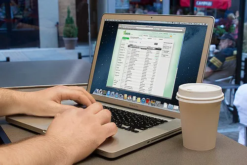 Zdjęcie Ile prądu zużywa laptop a komputer stacjonarny - oszczędzaj energię
