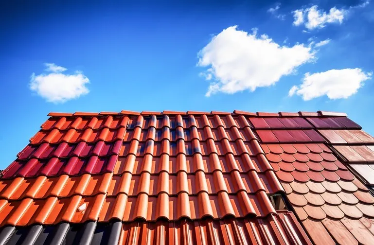 Zdjęcie Ile waży dachówka ceramiczna? Kluczowe informacje dla budujących dach