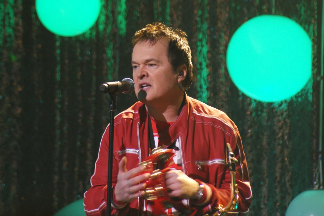 Zdjęcie Kto śpiewa "Budzikom śmierć"? Poznaj wszystkich wykonawców i historię