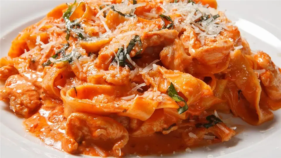 Zdjęcie Pyszny przepis na penne z kurczakiem, który zaskoczy Twoich gości