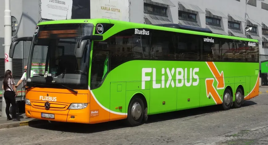 Zdjęcie Jak dojechać z lotniska Eindhoven do Amsterdamu - najlepsze opcje transportu