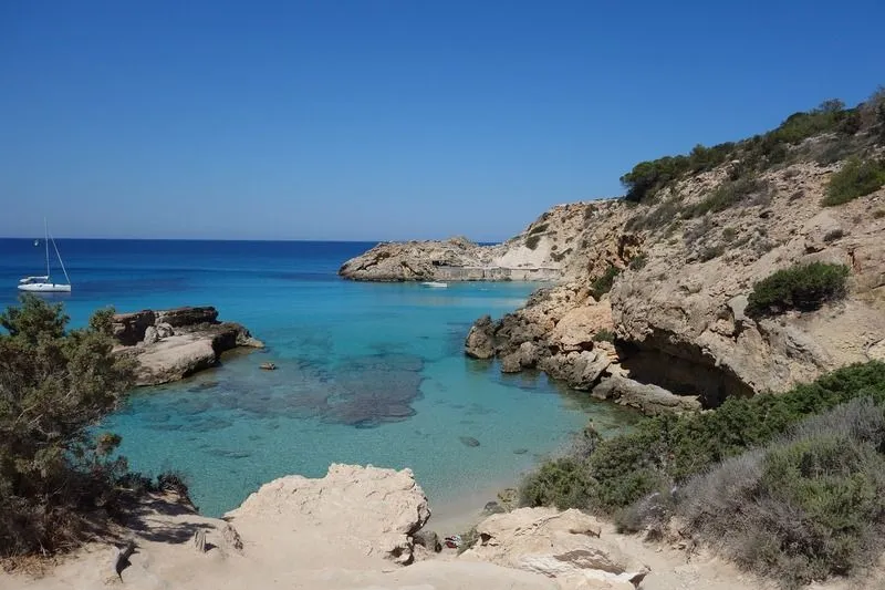 Zdjęcie Lugares imprescindibles que visitar en Ibiza para una experiencia única