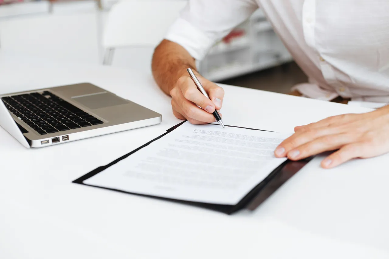 Zdjęcie Notariusz przy zakupie działki: Jak obliczyć CAŁKOWITY koszt?