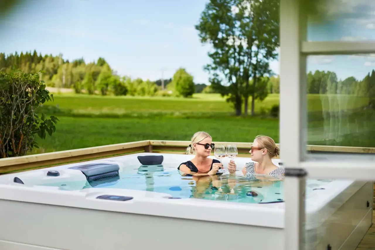 Zdjęcie Wanna spa jacuzzi – jak wybrać idealny model dla relaksu w domu