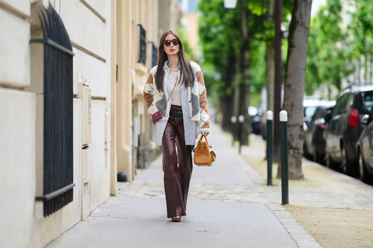Zdjęcie Co to znaczy relaxed fit bluza? Zrozum luźny krój odzieży