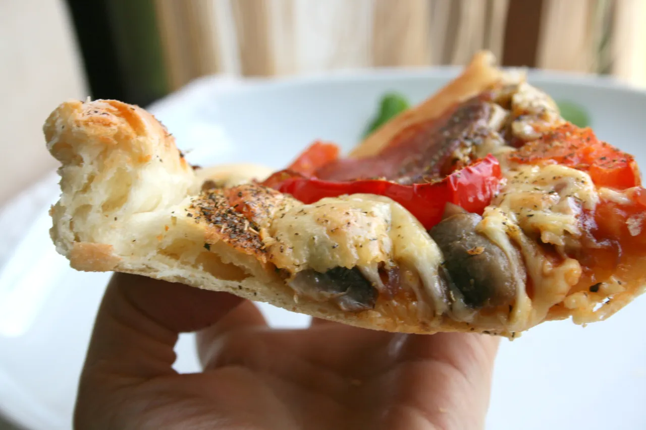 Zdjęcie Czy można zrobić pizzę z niewyrośniętego ciasta i co z tego wyjdzie?