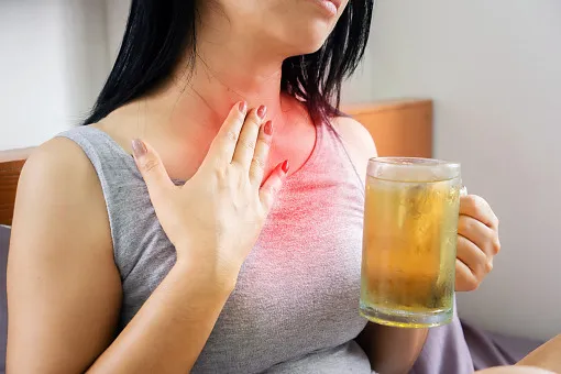 Zdjęcie Czy alkohol szkodzi na kręgosłup? Sprawdź, jakie mogą być skutki