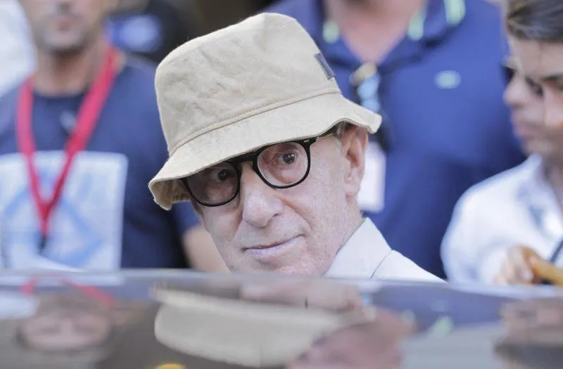 Zdjęcie Woody Allen jako reżyser filmu strzały na broadwayu – co warto wiedzieć