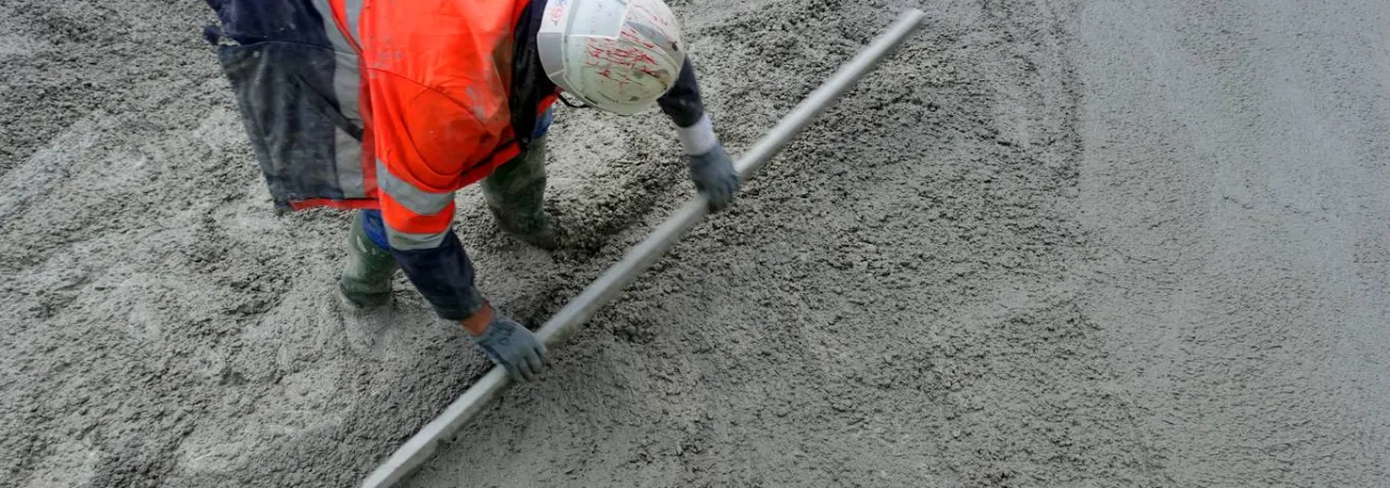 Zdjęcie Czy suchy beton trzeba polewać? Praktyczne wskazówki i zagrożenia przy utwardzaniu