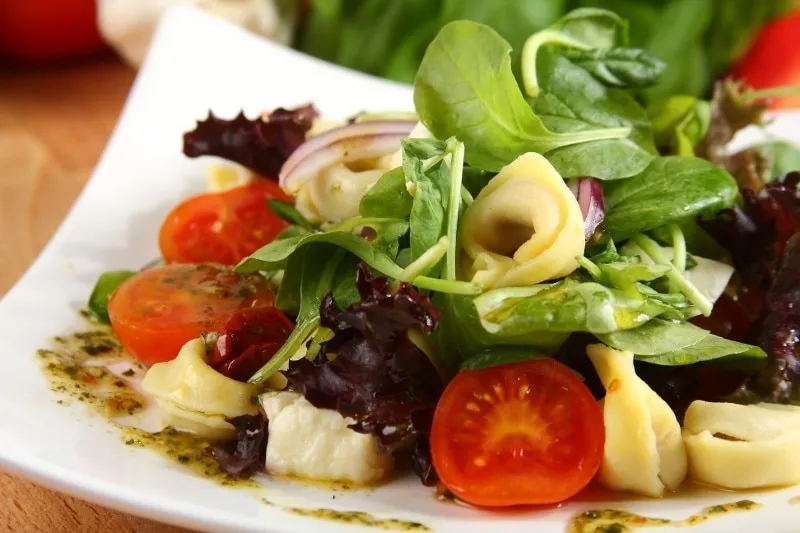 Zdjęcie Z czym podać tortellini z pomidorami i mozzarellą, by zachwycić smakiem?