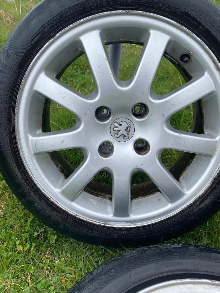 Zdjęcie Idealne opony do Peugeot 206 bez przepłacania. Jak wybrać najlepsze?