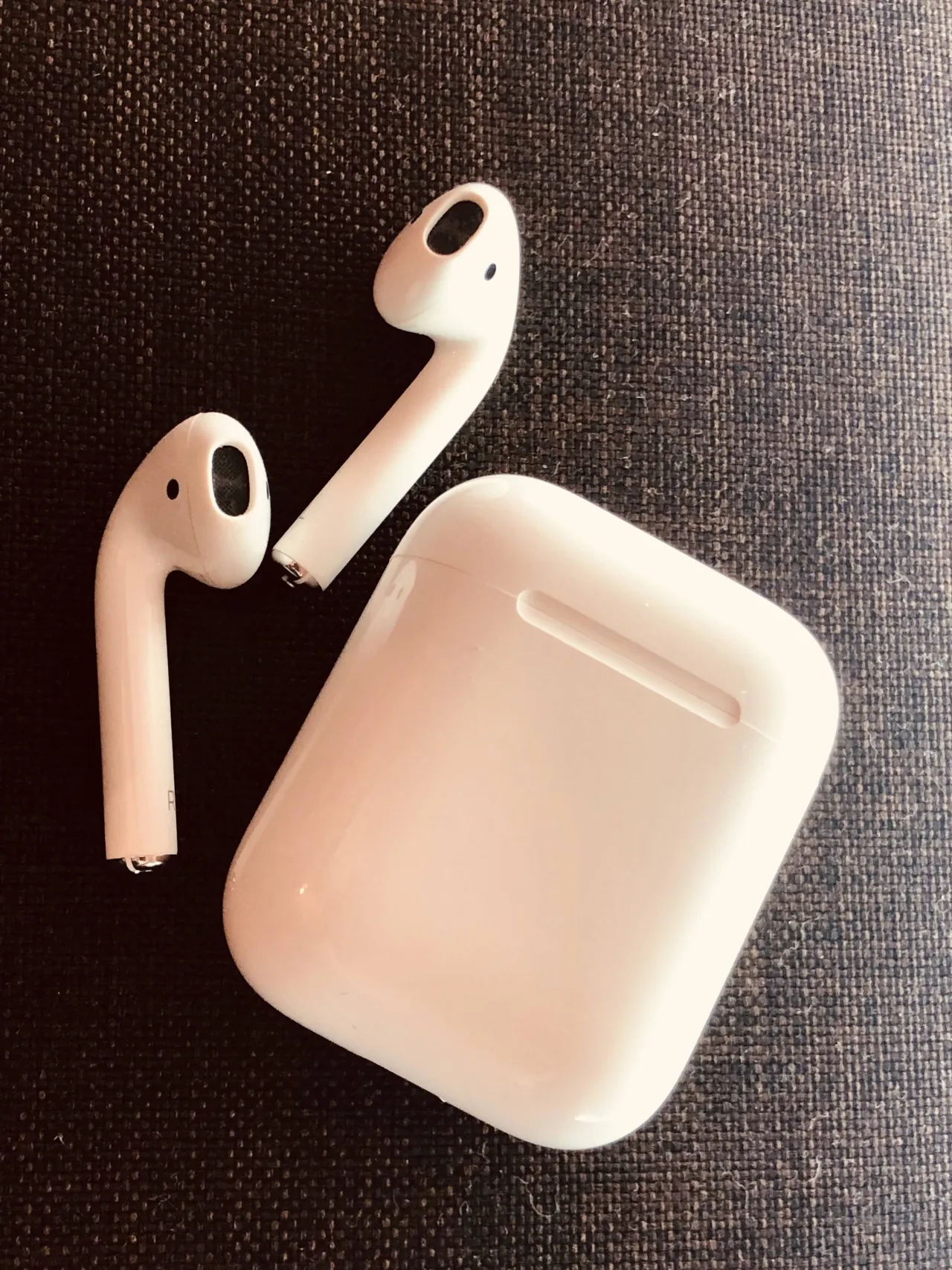 Zdjęcie Ile trzyma bateria w AirPods? Sprawdź, jak maksymalnie wykorzystać czas pracy