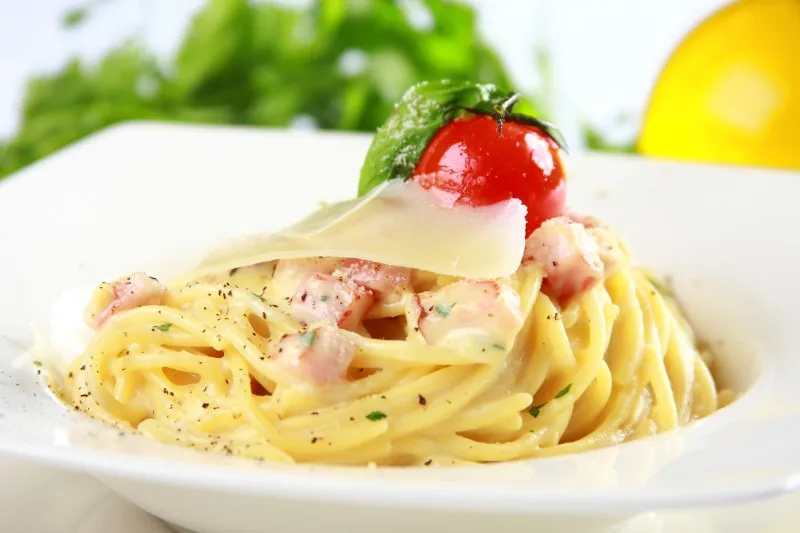 Zdjęcie Spaghetti carbonara ze śmietaną: Zawsze kremowy sos, bez stresu