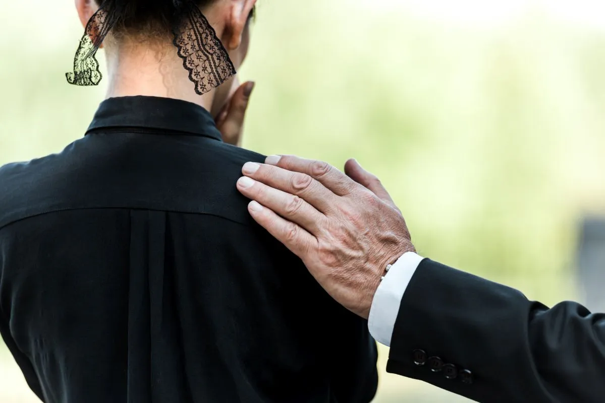 Zdjęcie Czy kremacja jest w ubraniu? Co warto wiedzieć przed wyborem odzieży