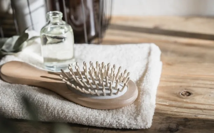 Zdjęcie Skuteczne metody na usunięcie kurzu ze szczotki do włosów