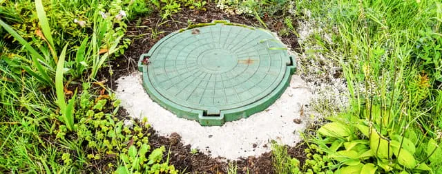 Zdjęcie Szambo czy oczyszczalnia na działce rekreacyjnej – co wybrać, aby zaoszczędzić?