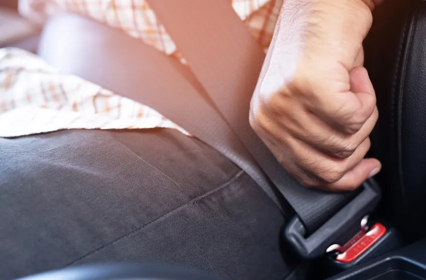 Zdjęcie Jak skutecznie wyczyścić pasy bezpieczeństwa i uniknąć ich zniszczenia – proste porady