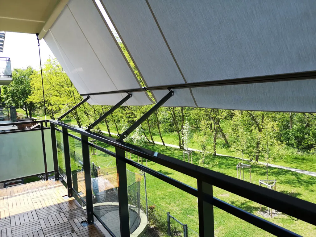 Zdjęcie Skuteczne sposoby na osłonięcie balkonu w bloku dla większej prywatności