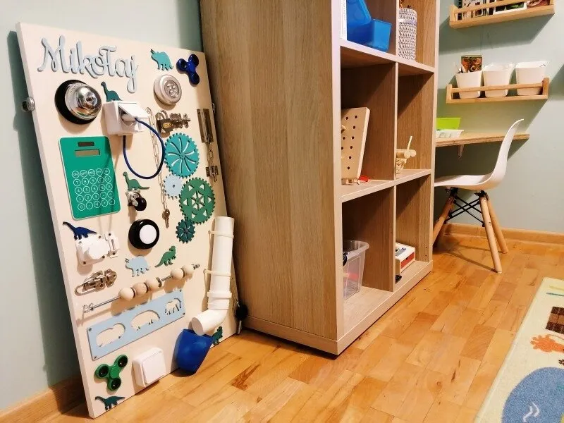 Zdjęcie Jak stworzyć tablicę sensoryczną DIY dla dzieci - proste i bezpieczne rozwiązania