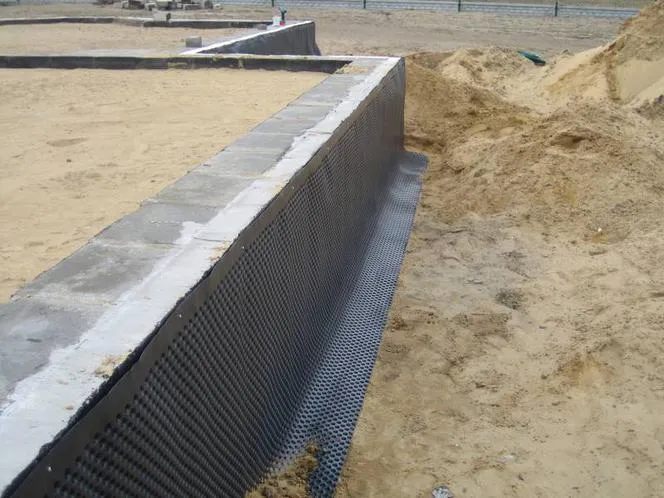 Zdjęcie Jak poprawnie położyć folię hydroizolacyjną na fundamencie - Kompletny poradnik