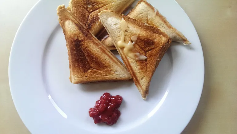 Zdjęcie Ile kcal ma tost z serem i szynką? Kaloryczność i wartości odżywcze.