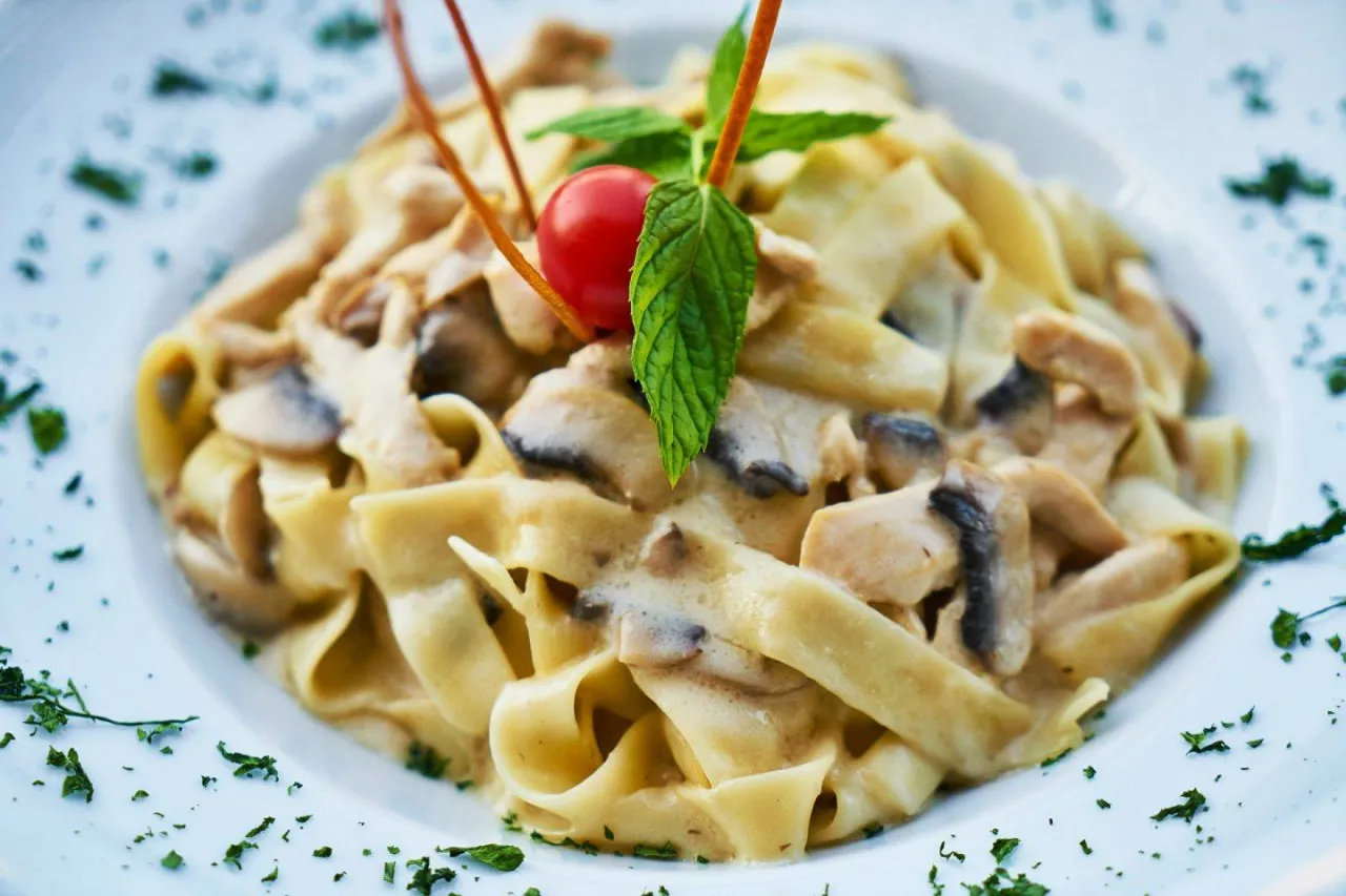 Zdjęcie Szybkie spaghetti z kurczakiem w sosie śmietanowym w 30 minut