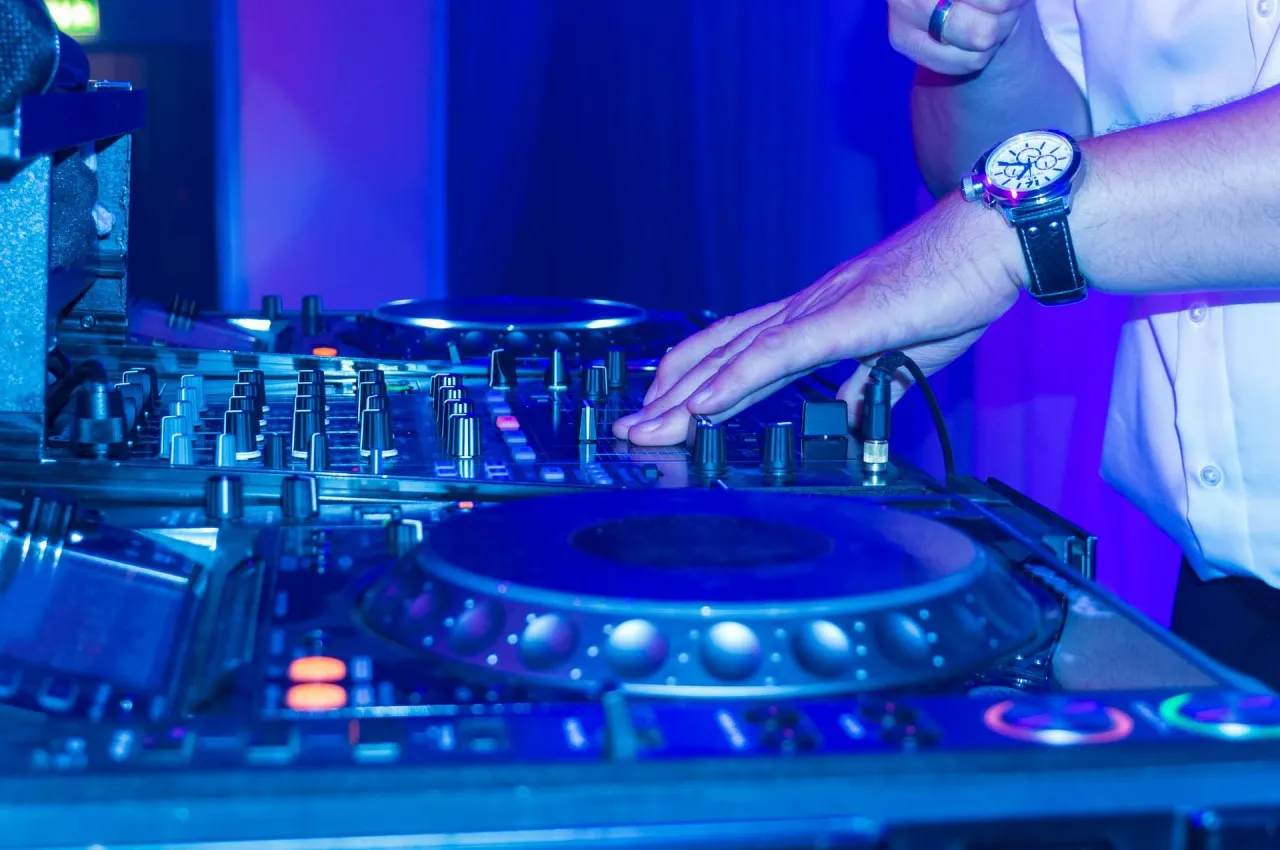 Zdjęcie Ile bierze DJ? Sprawdź, ile zarabiają DJ-e na weselach, klubach i festiwalach
