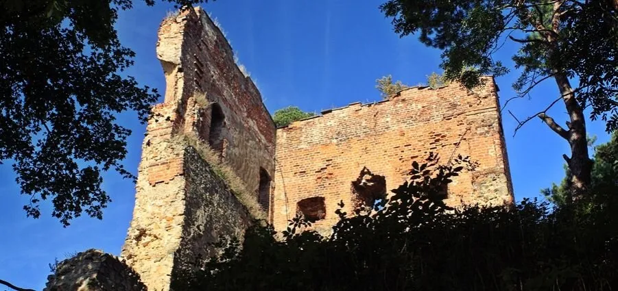 Zdjęcie Ruiny zamku w Melsztynie - historia, odbudowa i atrakcje turystyczne