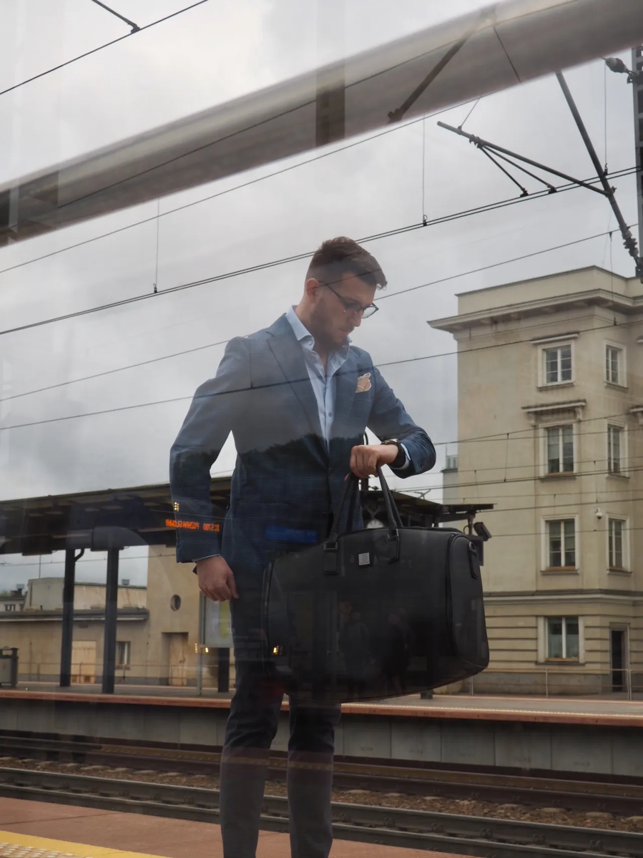Zdjęcie Jak bezpiecznie przewieźć garnitur w walizce bez zgniecenia i uszkodzeń