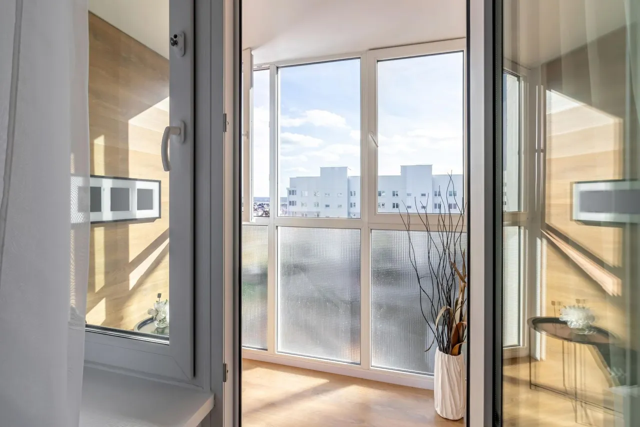 Zdjęcie Jak zabudować balkon w bloku - uniknij kosztownych błędów i zyskaj komfort