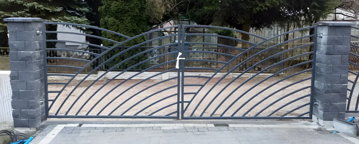 Zdjęcie Jakie siłowniki do bramy dwuskrzydłowej - uniknij kosztownych błędów