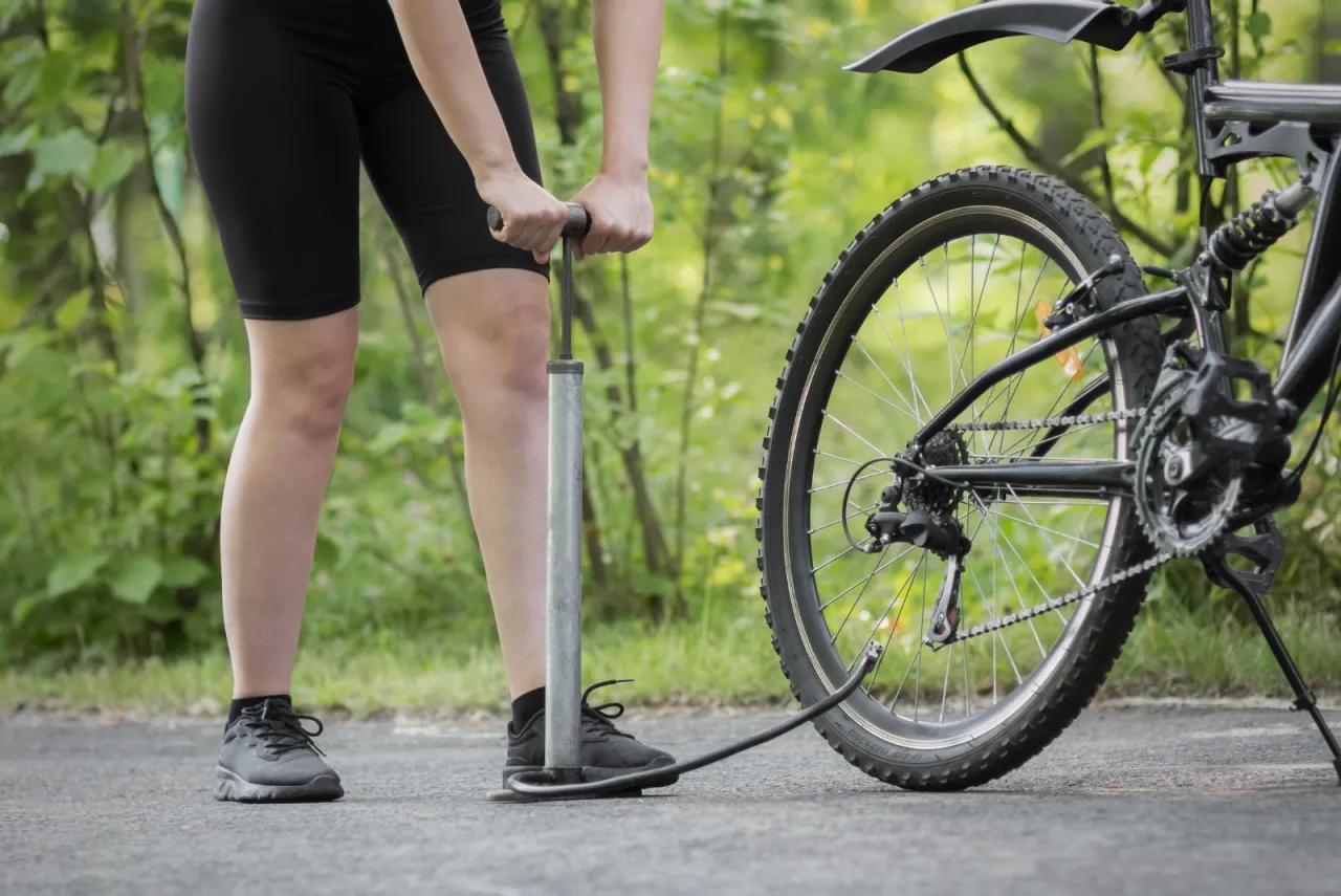 Zdjęcie Jaka pompka do roweru – wybierz idealną dla swoich opon i stylu jazdy