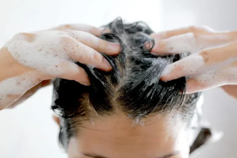 Zdjęcie Jak używać peeling do włosów, aby uniknąć podrażnień i przesuszenia skóry głowy