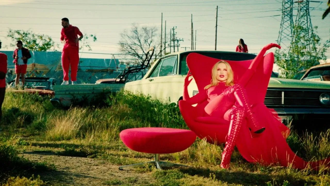 Zdjęcie Padam Padam - pełny tekst piosenki Kylie Minogue i znaczenie