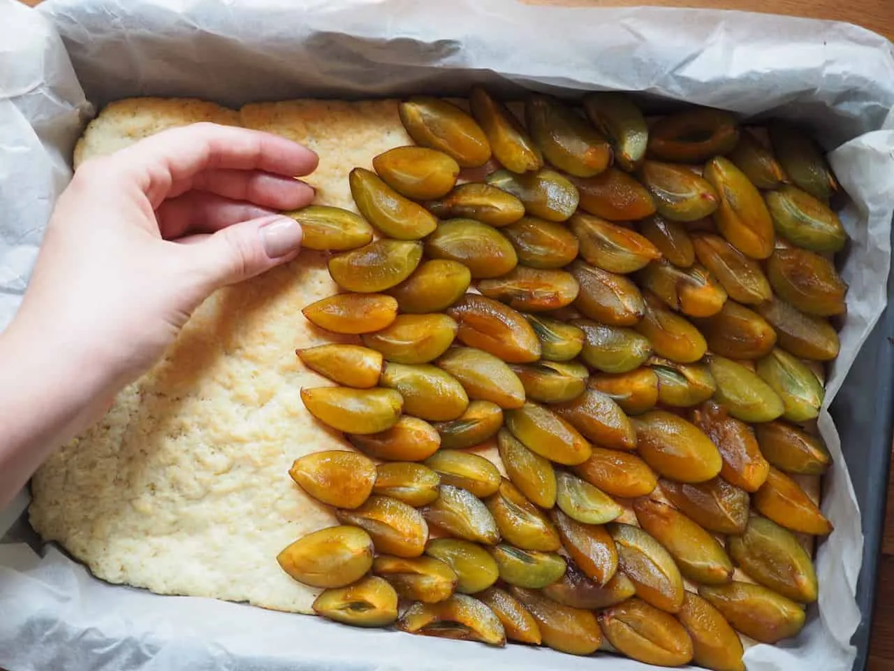 Zdjęcie Kruche ciasto ze śliwkami – prosty przepis na idealną kruchość krok po kroku