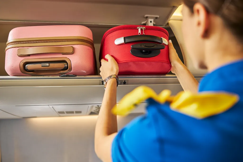 Zdjęcie Czy można przewozić perfumy w bagażu podręcznym Wizz Air? Zasady i ograniczenia