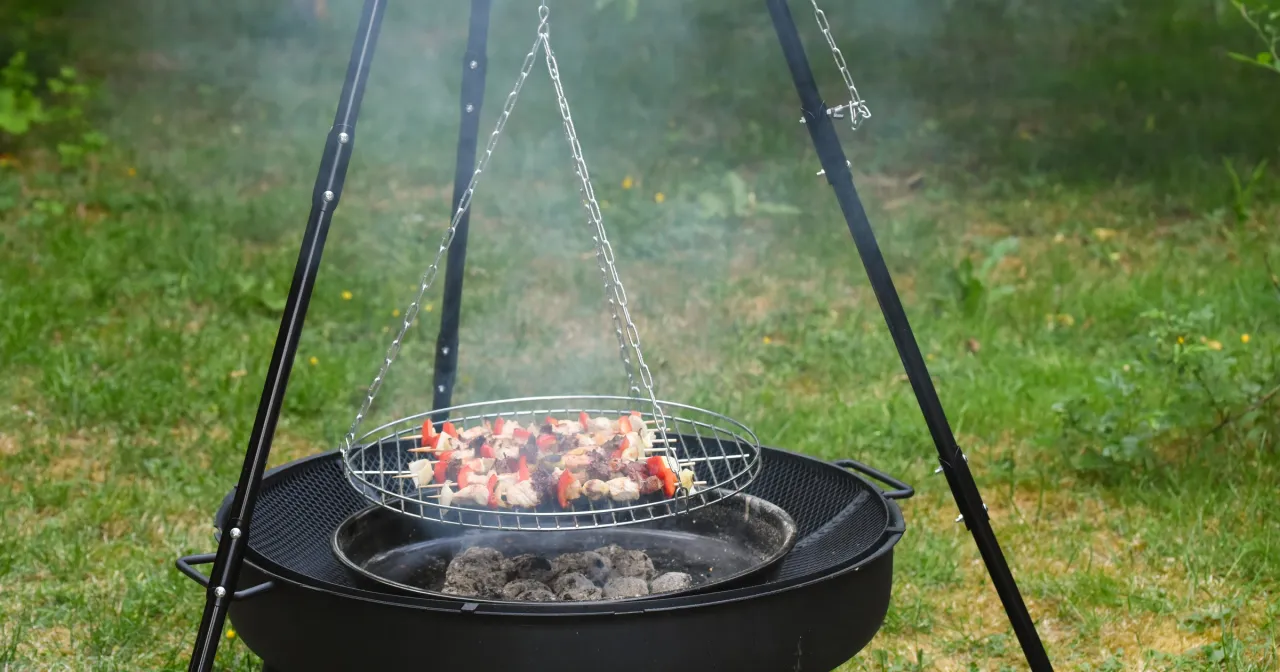 Zdjęcie Grill stojący trójnóg: poznaj jego zalety i jak go używać