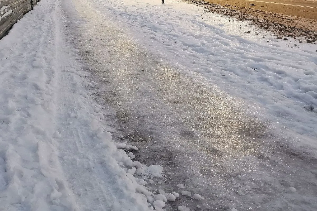 Zdjęcie Kto odśnieża chodnik przy posesji? Sprawdź swoje obowiązki i kary