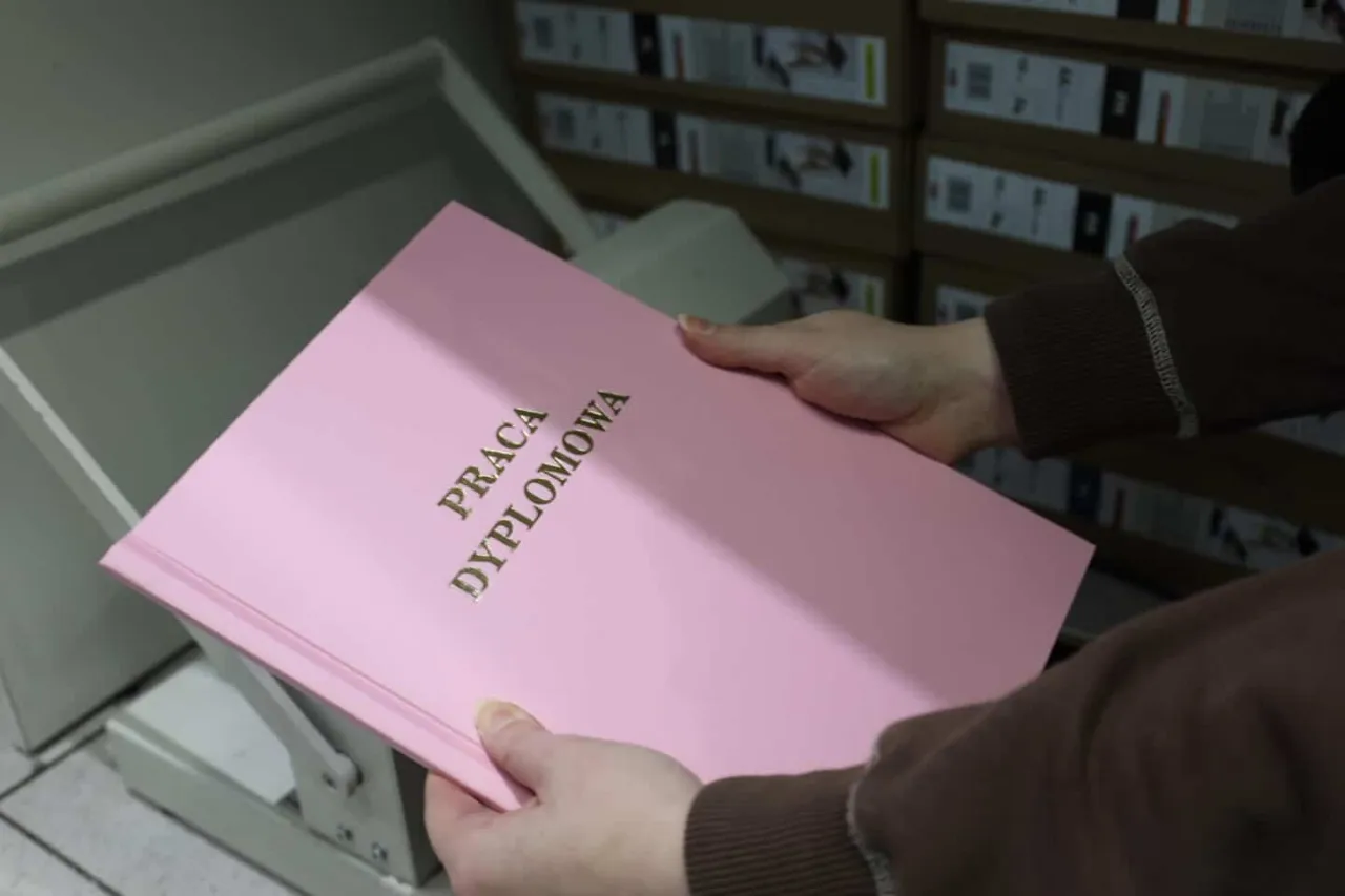 Zdjęcie Ile trwa drukowanie pracy dyplomowej? Czas, który musisz znać
