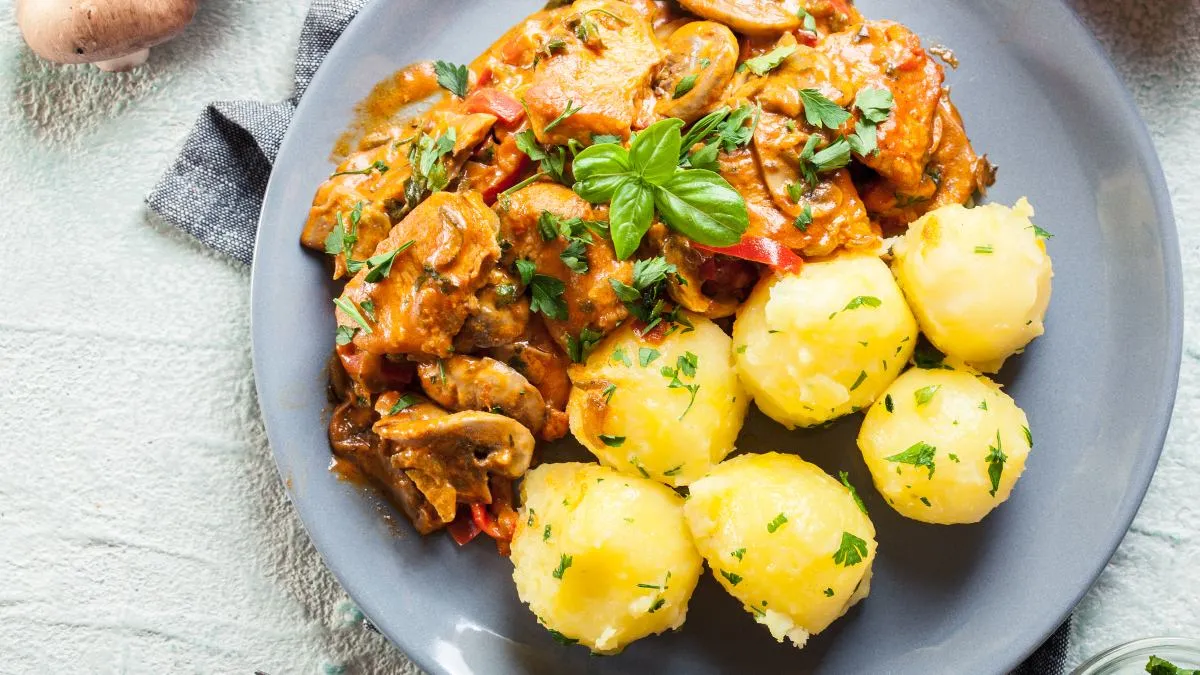 Zdjęcie Dietetyczny gulasz z indyka: Przepis na sycący obiad bez wyrzut&oacute;w!