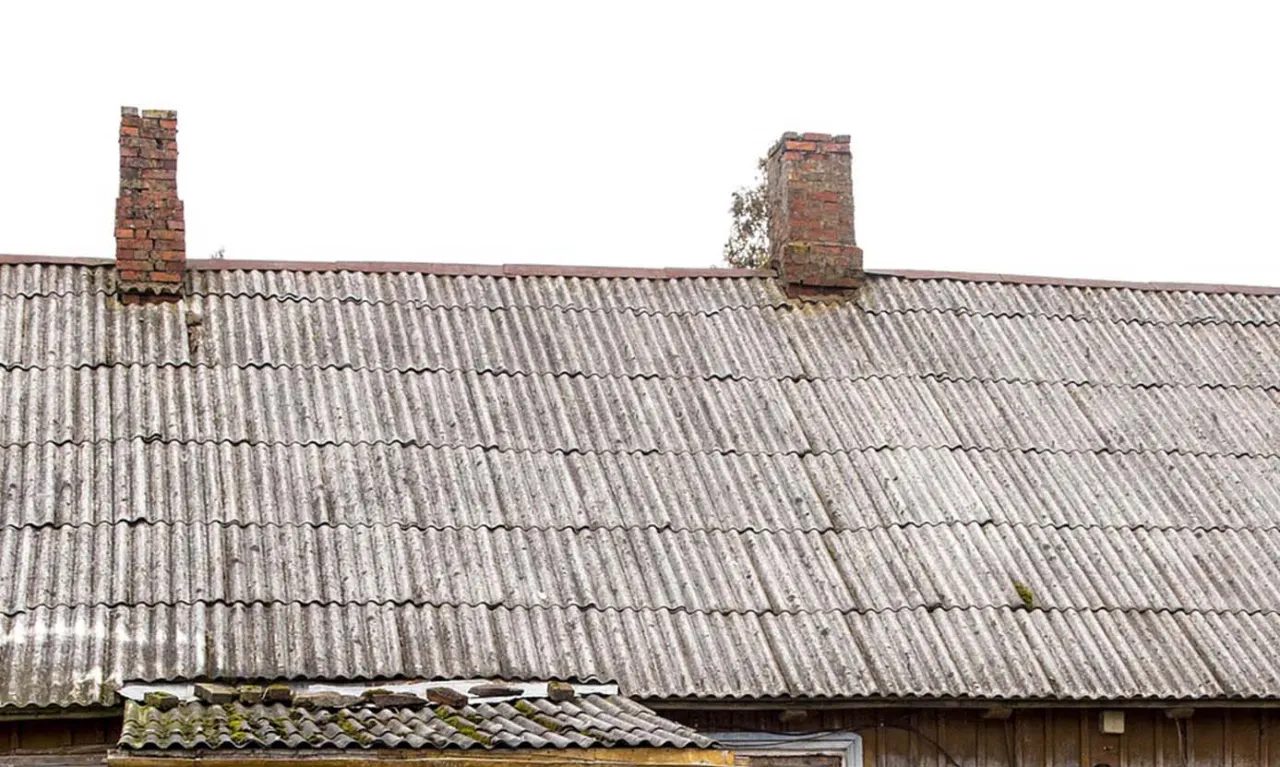 Zdjęcie Ile kosztuje zdjęcie eternitu z dachu? Sprawdź, by uniknąć wysokich wydatków