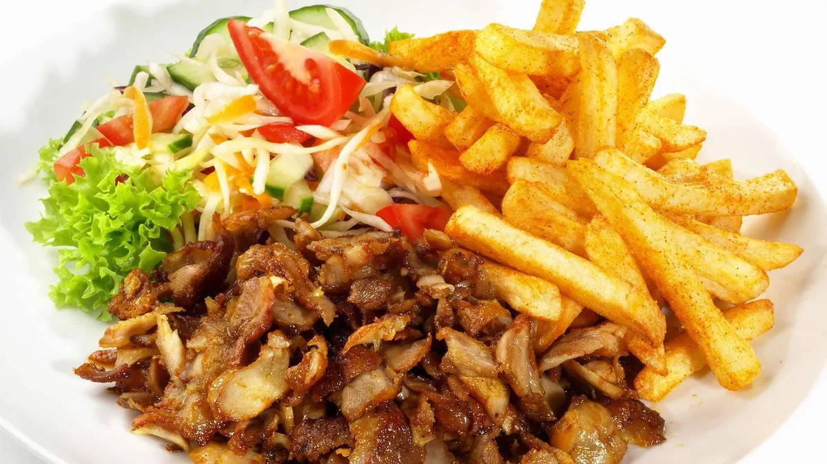 Zdjęcie Idealna surówka do gyrosa z frytkami, która zachwyci Twoje podniebienie